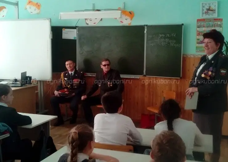 Накануне Дня памяти воинов-интернационалистов сотрудники ОМВД России по Кавказскому району провели урок мужества для школьников