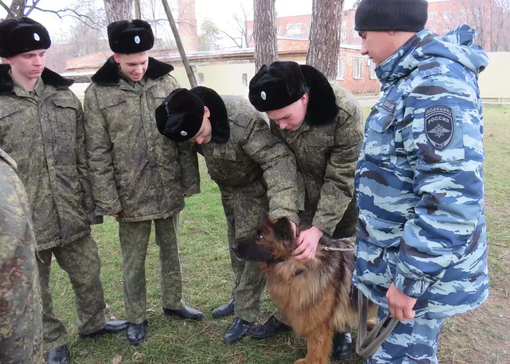 Правоохранители провели профориентационное занятие в Кропоткинском казачьем кадетском корпусе