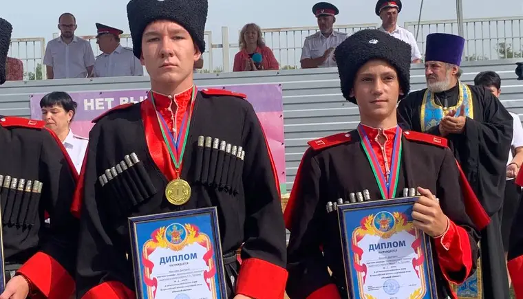 46 семиклассников пополнили ряды кадет Кропоткинского казачьего кадетского корпуса.