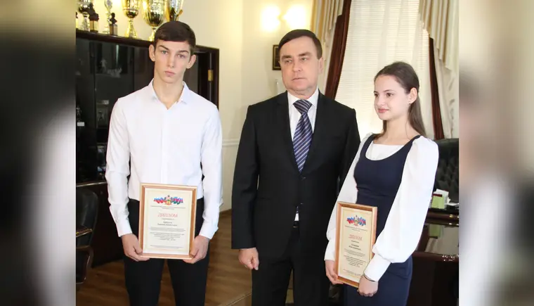 Глава Кавказского района Виталий Очкаласов поздравил школьников-победителей престижного конкурса