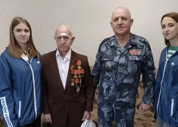 В Кавказском районебывшие коллеги навестили в канун Нового года ветерана Великой Отечественной войны, пенсионера МВД