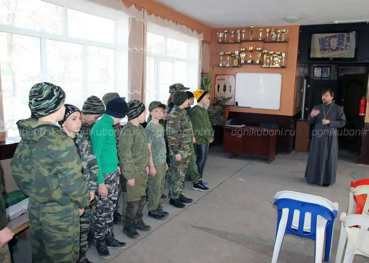 Детский военно-патриотический клуб «Патриот» посетил настоятель храма Кропоткина