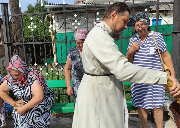 В Покровском соборе православные освятили яблоки в честь большого церковного праздника