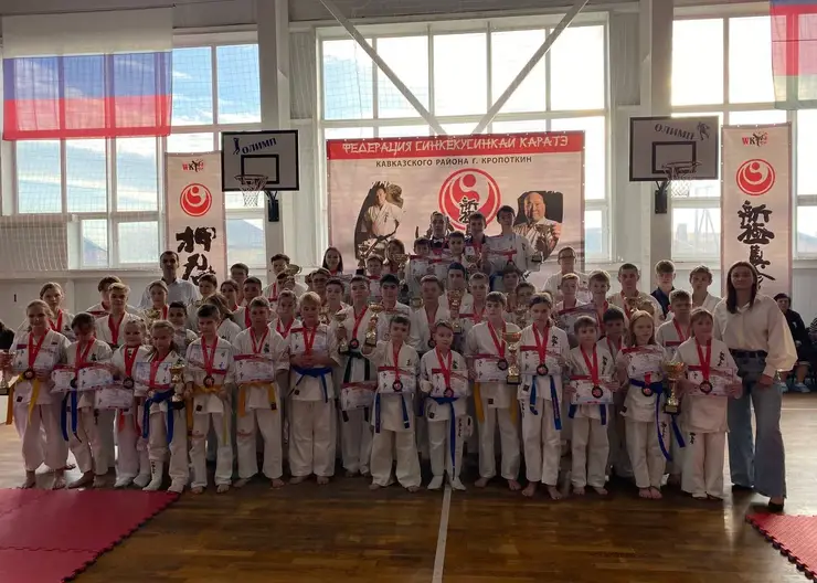 Более 60 медалей завоевали спортсмены Кавказского района в Первенстве и на Чемпионате муниципалитета по карате (киокусинкай)