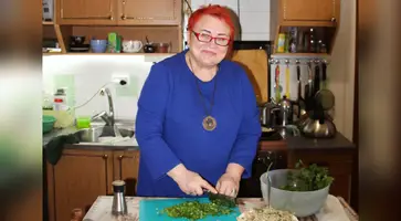 Жительница станицы Дмитриевской Людмила Терентьева показала журналистам районной газеты, как готовят грузинские блюда