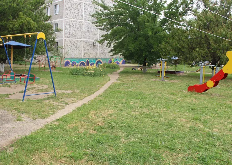На детской площадке по ул.Баумана управляющая компания выкосила сорняки