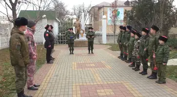 Воспитанники клуба «Патриот» возложили цветы к памятнику «Воину-освободителю»