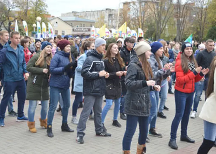 Акция, посвященная Дню народного единства и организованная Министерством образования, науки и молодёжной политики Краснодарского края, прошла на Кубани с 25 октября по 2 ноября, завершившись в Кавказском районе