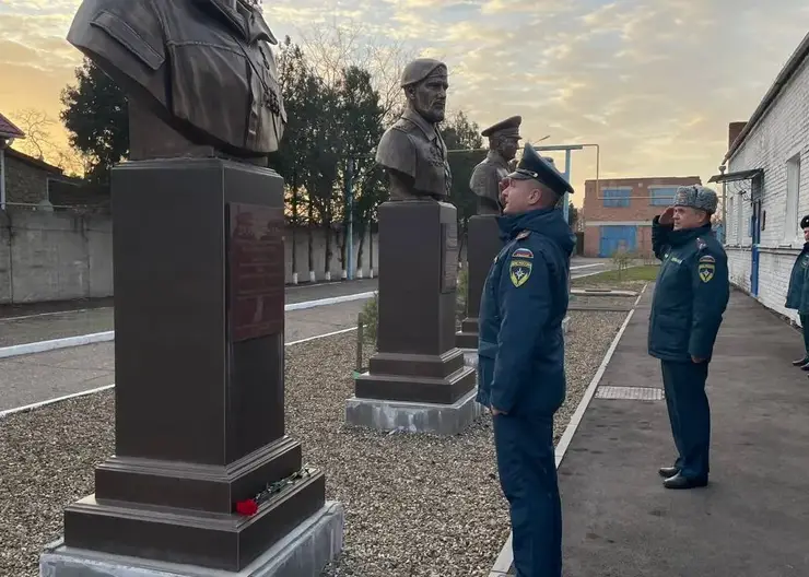 Пожарные Кавказского района почтили память героев Отечества