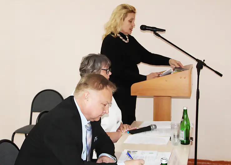 Глава Казанского поселения Елена Шильк выступила перед депутатами станицы с отчетом о работе в 2022 году