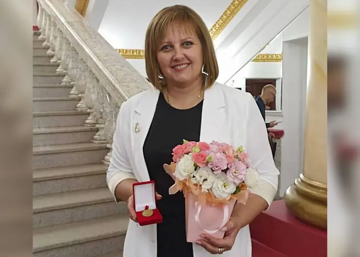 Преподаватель детской школы искусств станицы Казанской Наталья Бойко награждена знаком отличия «Почетный наставник»