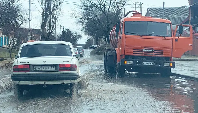 В Кропоткине после интенсивного таяния снега на откачке ливневых вод работают три единицы техники