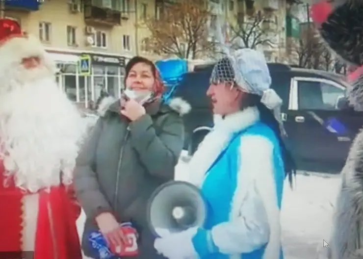 Сотрудники Дома культуры  г.Кропоткина поддержали районную акцию "Говорят, под Новый год..."