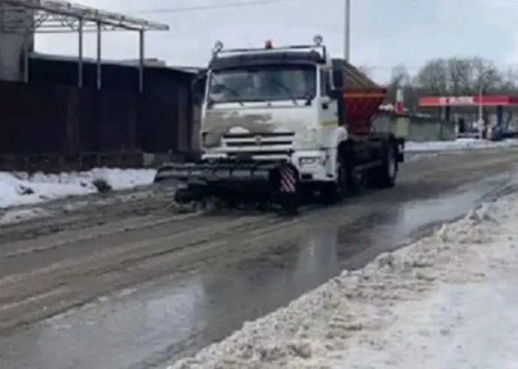 Снег с новой силой засыпает Кропоткин, но коммунальщики неустанно продолжают расчищать дороги и тротуары