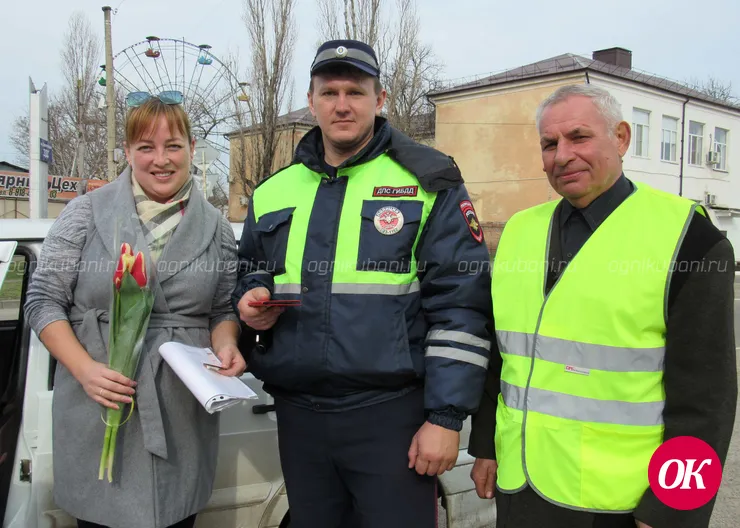Цветочный патруль поздравил женщин-водителей с наступающим 8 Марта