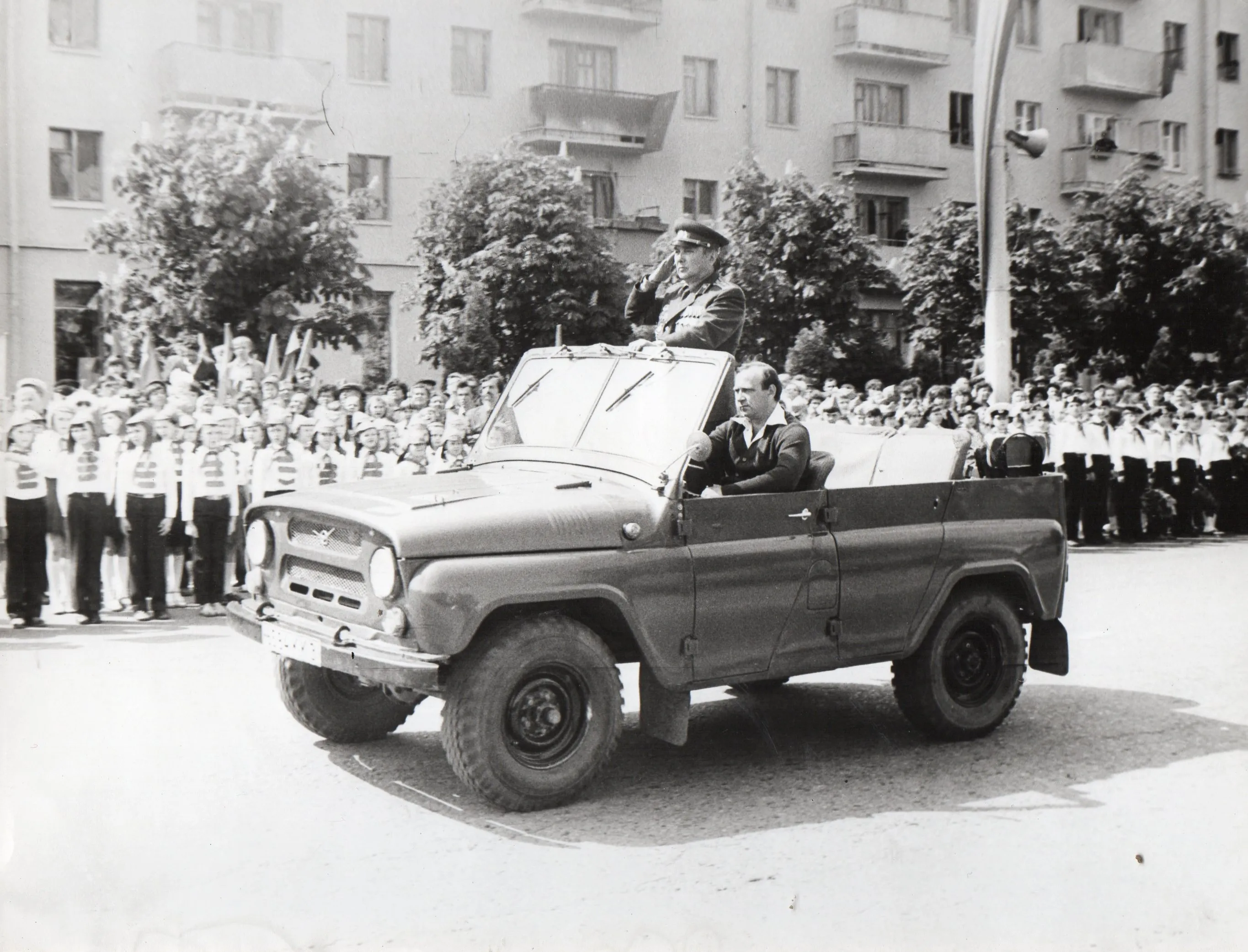 1 мая 1985 года, прием парада пионерских и октябрьских войск города. Стоять смирно!