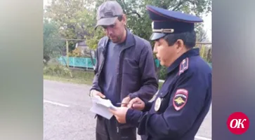 Сотрудники полиции вручили гражданам информационные памятки с рекомендациями, как обезопасить себя и близких от мошенников