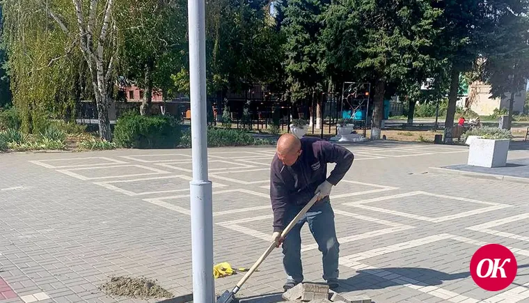 На площади у Дома культуры станицы Кавказской монтируют уличное освещение