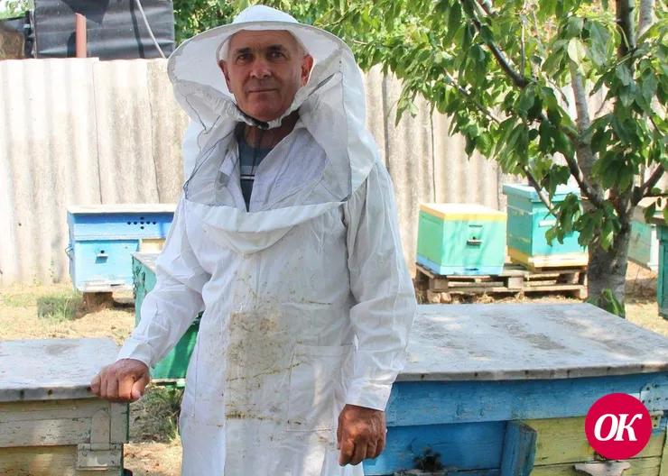 Половина жизни пчеловода Юрия Лебедева из станицы Кавказской прошла в степи, на пасеке