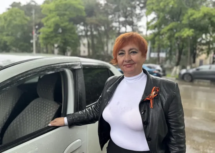 Женщина-инструктор делится опытом с начинающими и возрастными автомобилистами