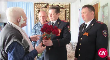 В День Победы руководство и общественники ОМВД России по Кавказскому району возложили цветы к Вечному огню и навестили ветерана войны