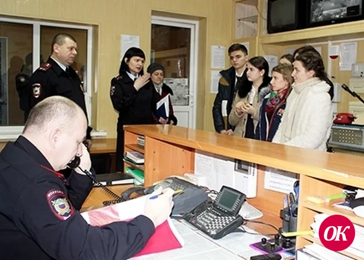 Полиция? Молодежь принимаете?