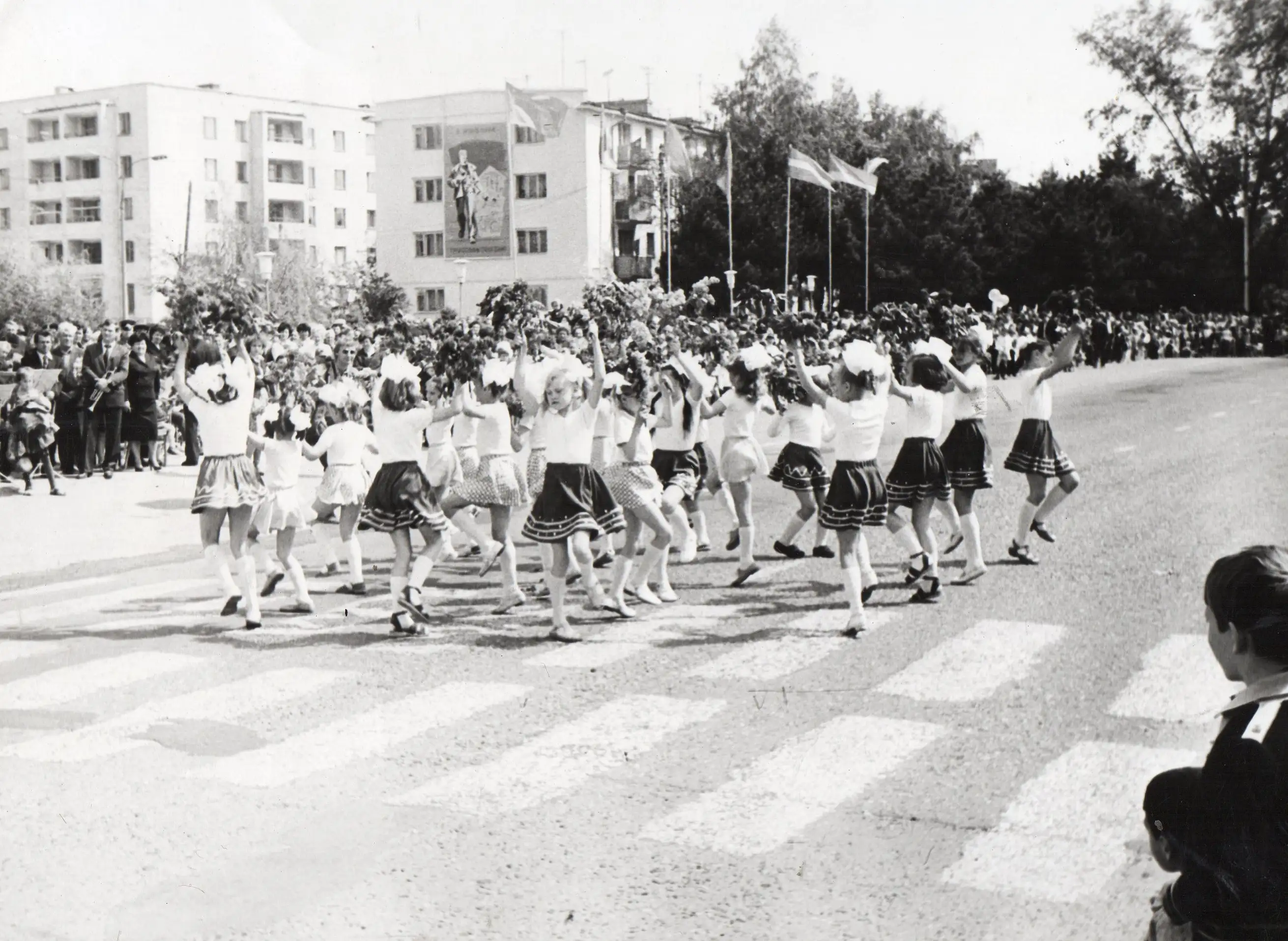 1 мая 1985 года -пионеры страны Советов всегда - первые в учебе, труде, боевой и политической подготовке. К защите Родины всегда готовы - чеканят шаг юные автоматчики! 