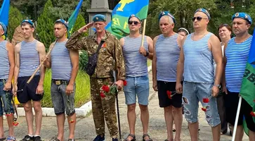 Сегодня в день воздушно-десантных войск к памятнику «дяди Васи» возложили цветы