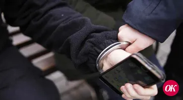 Сверстник воспользовался доверчивостью приятеля и прикарманил телефон