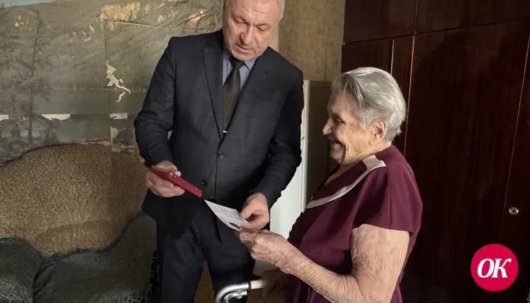 Глава Кропоткина и председатель городского Совета вручили труженикам тыла медали к 80-летию Победы