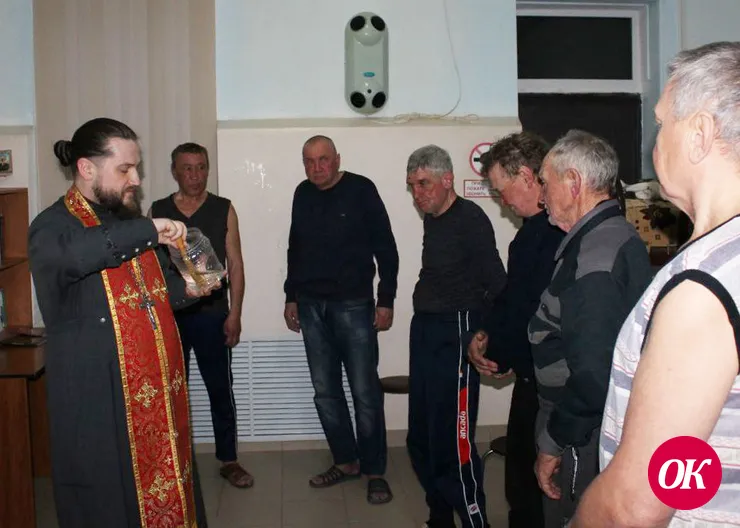 Священник пришел с беседой в Дом ночного пребывания