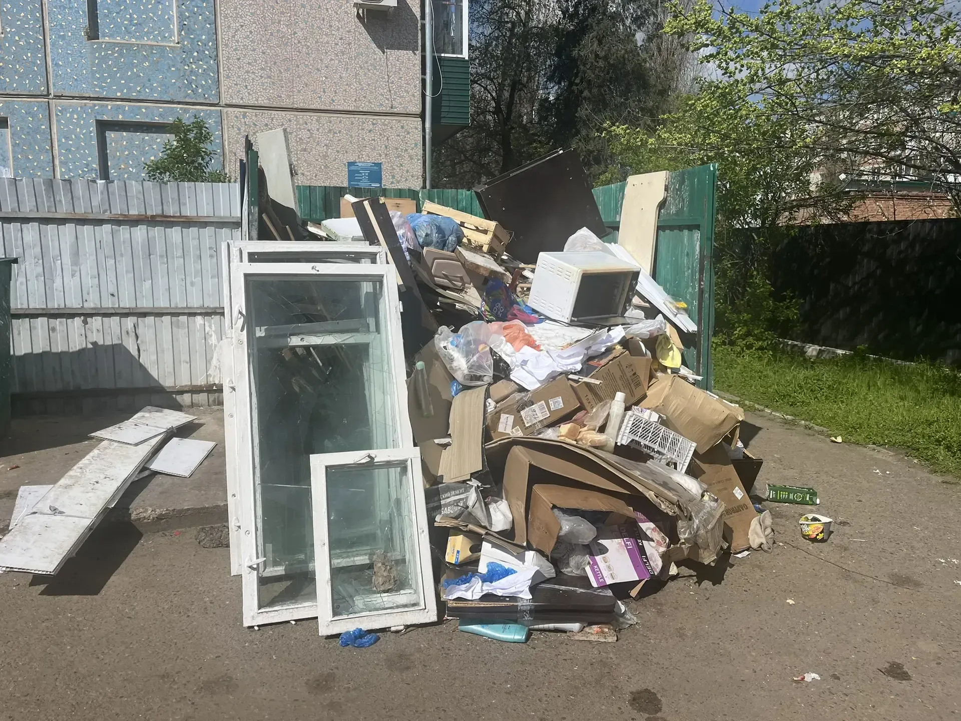 Улица Гоголя,153. Здесь прочно обосновался склад бытовых отходов.