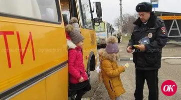Госавтоинспекторы проверяют школьные автобусы на их исправность