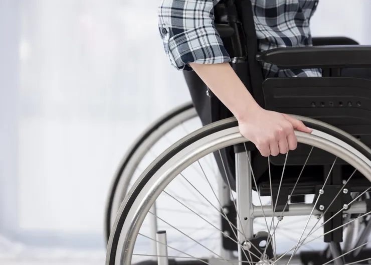 krupnym-planom-invalid-v-invalidnoi-kolaske