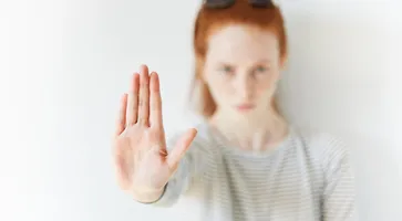 portrait-young-red-haired-woman-wearing-sunglasses