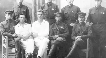 Фома Денисович Шейченко в госпитале, сидит второй слева.