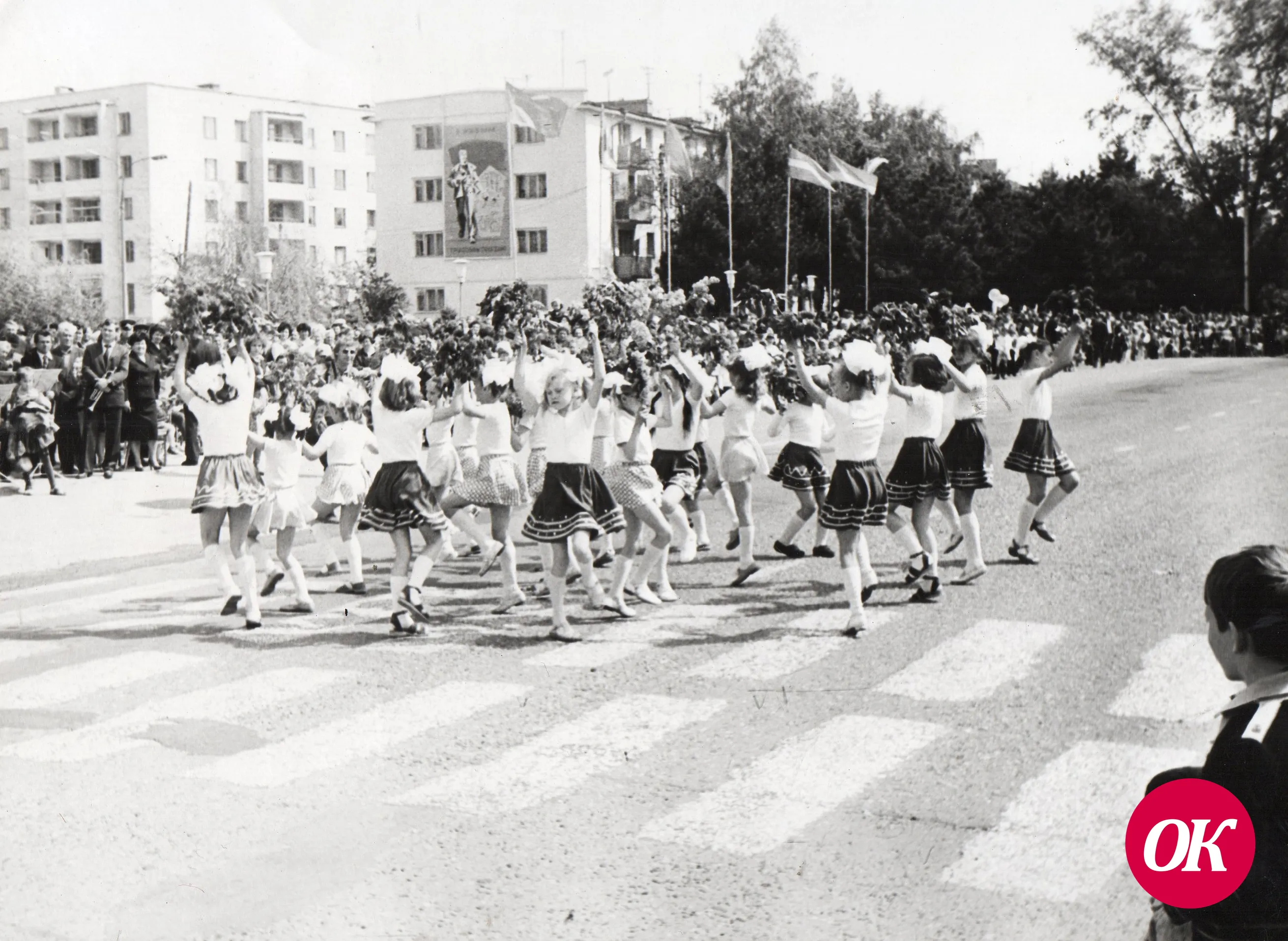 1 мая 1985 года -пионеры страны Советов всегда - первые в учебе, труде, боевой и политической подготовке. К защите Родины всегда готовы - чеканят шаг юные автоматчики! 