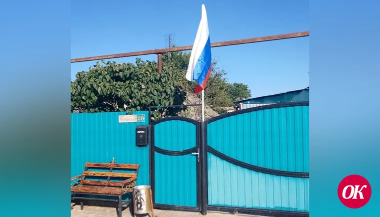 В Лосево на домовладения семей, из которых мужья и сыновья ушли защищать свою Родину от нацизма, их земляк Николай Вартанян закрепил российские флаги