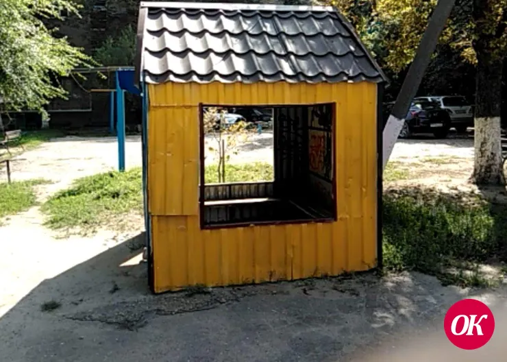 В Кропоткине пенсионеры возмущаются лежбищу бомжей на детской площадке