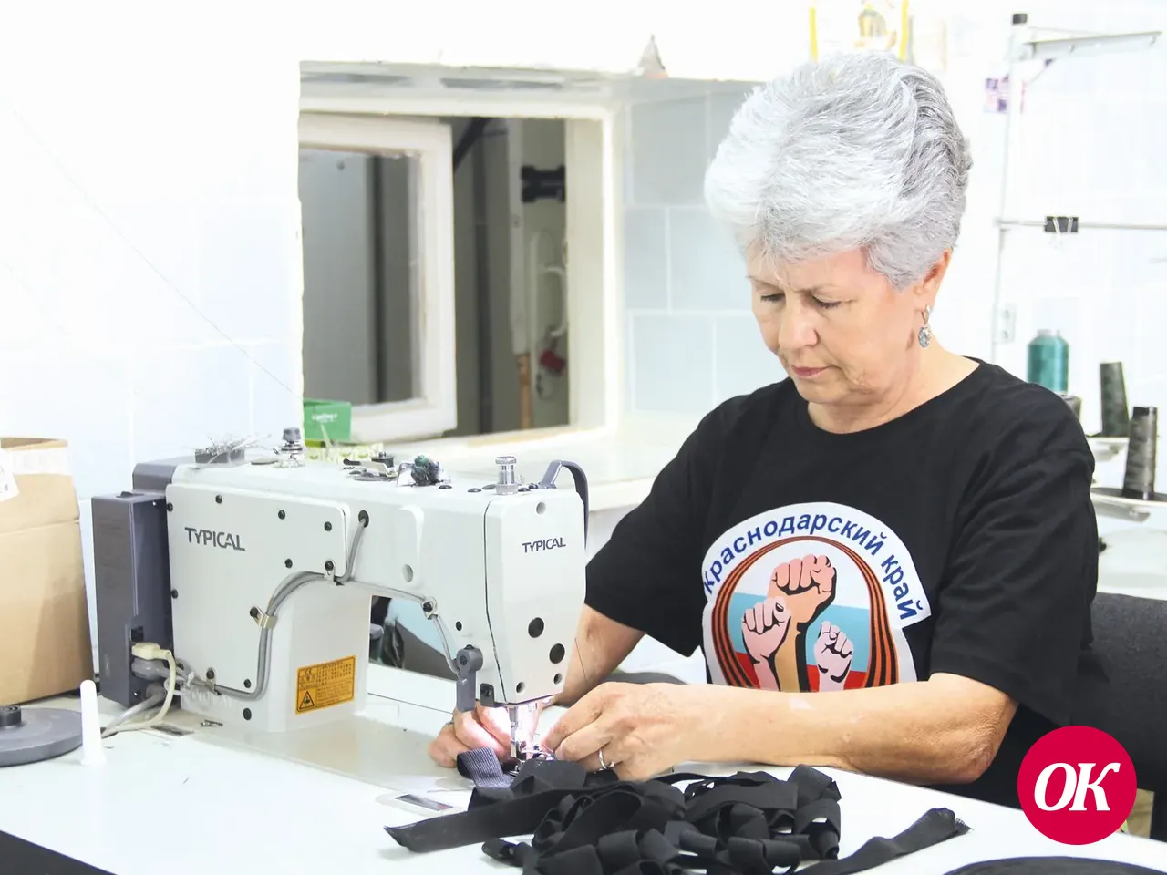Ирина Моторина сшивает детали будущего антидронового одеяла.