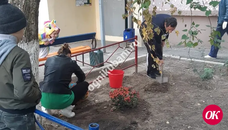 Жильцы дома №47 в микрорайоне №1 в выходные дни вышли на субботник и навели порядок возле многоквартирного дома