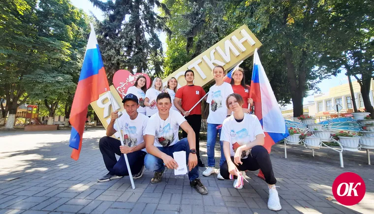 В честь Дня российского флага, который мы отмечаем 22 августа, волонтеры Кавказского района раздали  три тысячи ленточек с триколором