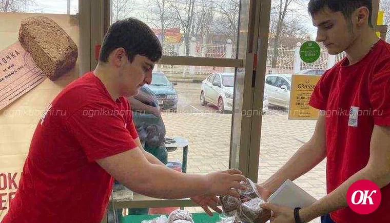 Волонтёры Кавказского района в Кропоткине  раздают блокадный хлеб