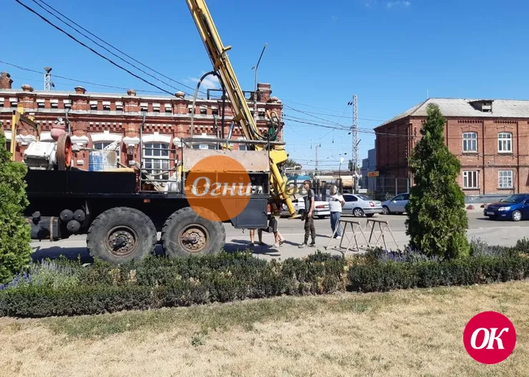 На привокзальной площади Кропоткина идёт монтаж составляющих автоматической системы полива газонов