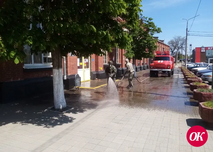 Пожарные проводят санитарную обработку общественных мест города Кропоткина