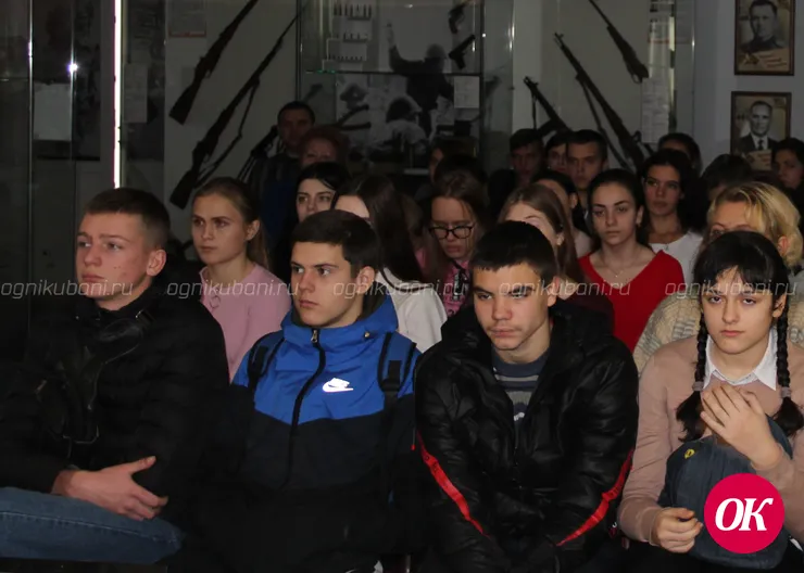 В городском краеведческом музее для учащихся открытой общеобразовательной школы №1 прошло занятие, посвященное Дню героев Отечества