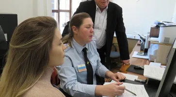 Сотрудники полиции и общественники разъяснили гражданам, как получить в электронном виде госуслугу, оказываемую по линии МВД