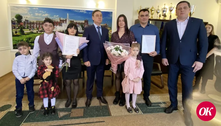 Глава Кавказского района Виталий Очкаласов вручил молодым семьям свидетельства о праве получения социальной выплаты на приобретение жилья