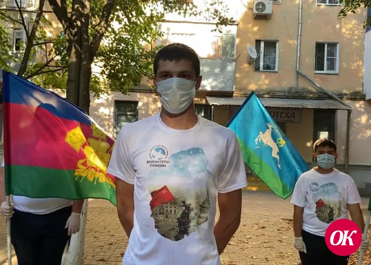 Волонтеры Кавказского района поздравили горожан с Днем образования Краснодарского края
