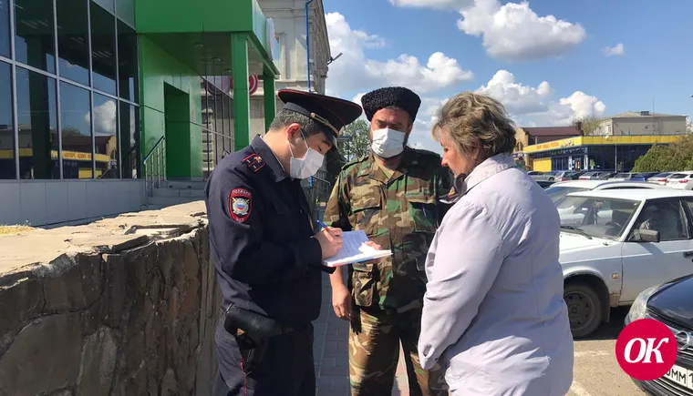 Казаки Кавказского хуторского казачьего общества патрулируют улицы в своей станице